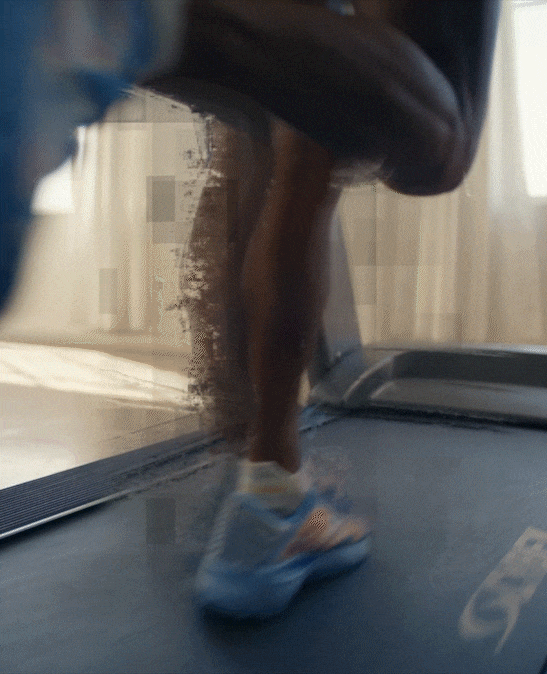 A video capturing a runner in motion on a treadmill, with the reflection showing the inconsistant pace.