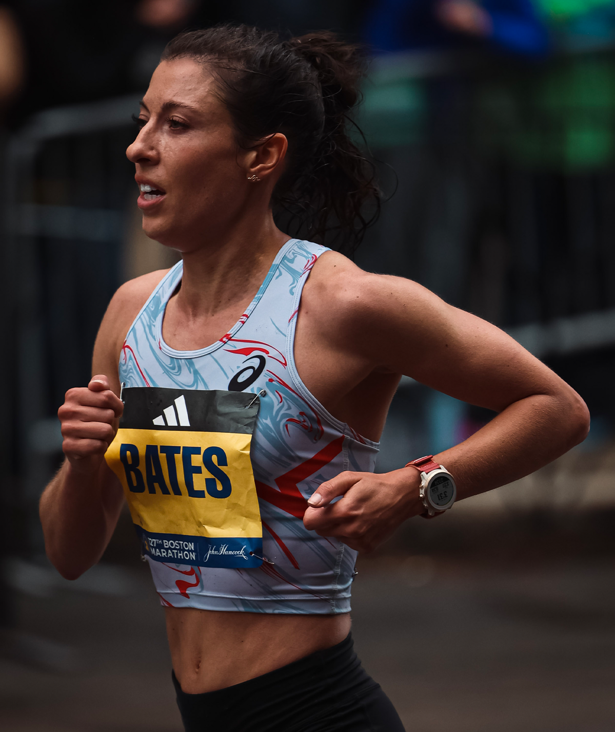 Emma Bates running the 2023 Boston Marathon